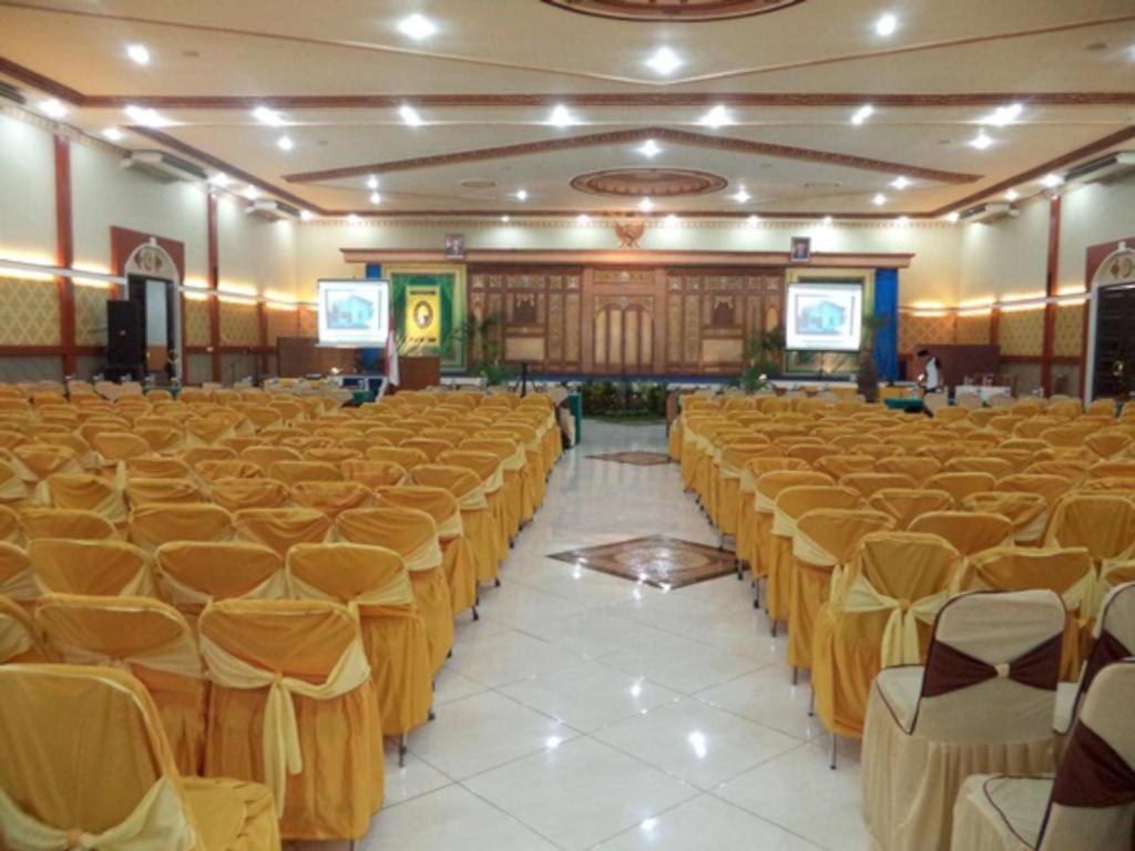 Yusro Hotel Restaurant & Convention Jombang Exterior foto