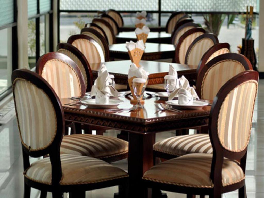 Yusro Hotel Restaurant & Convention Jombang Exterior foto