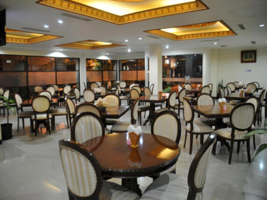 Yusro Hotel Restaurant & Convention Jombang Exterior foto