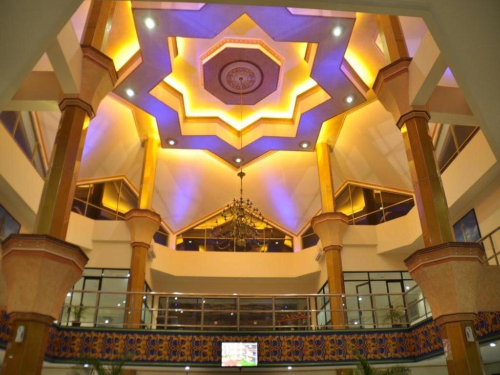 Yusro Hotel Restaurant & Convention Jombang Exterior foto