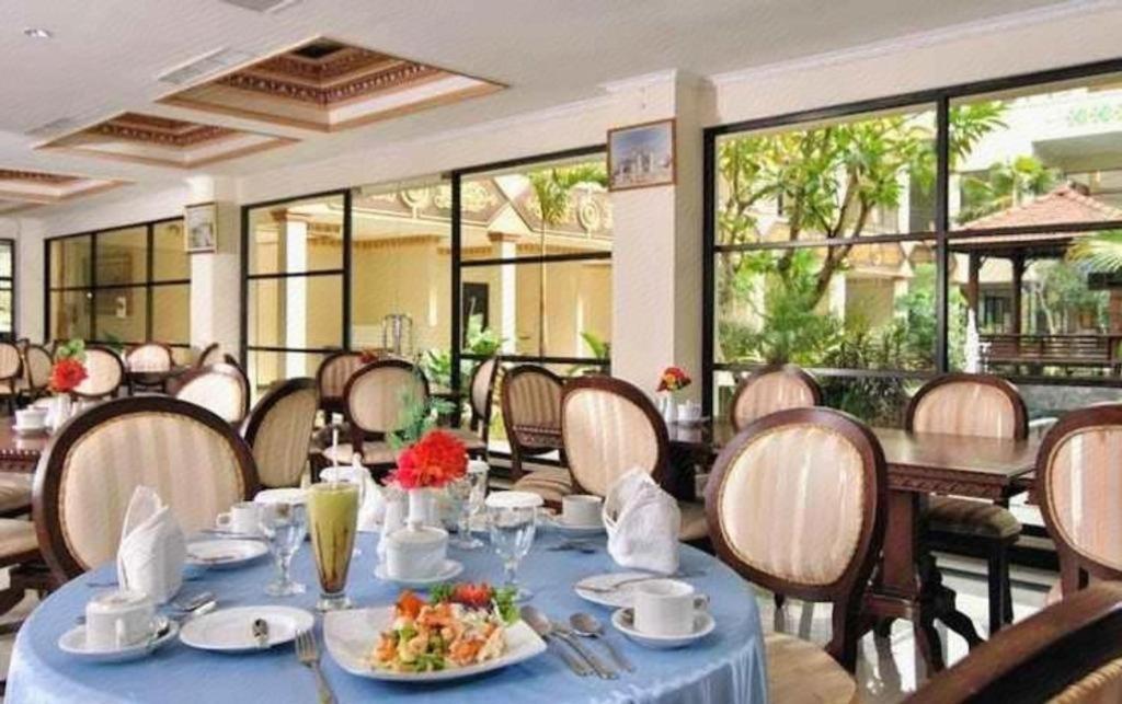 Yusro Hotel Restaurant & Convention Jombang Exterior foto