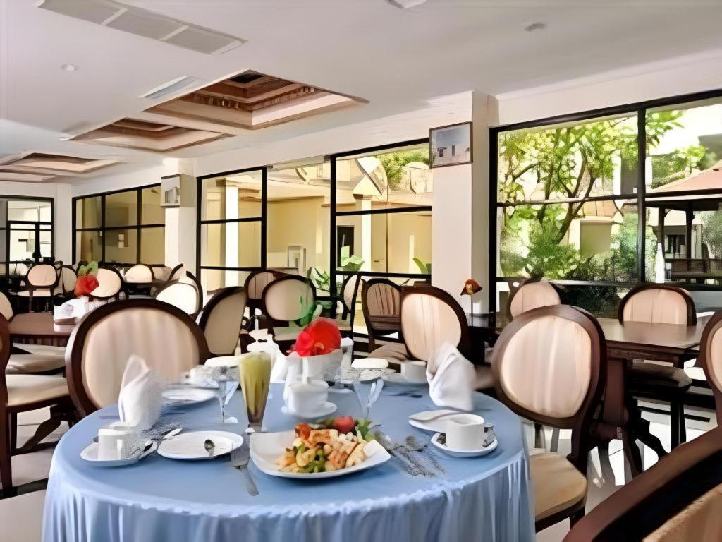 Yusro Hotel Restaurant & Convention Jombang Exterior foto