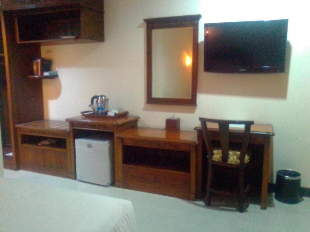 Yusro Hotel Restaurant & Convention Jombang Exterior foto