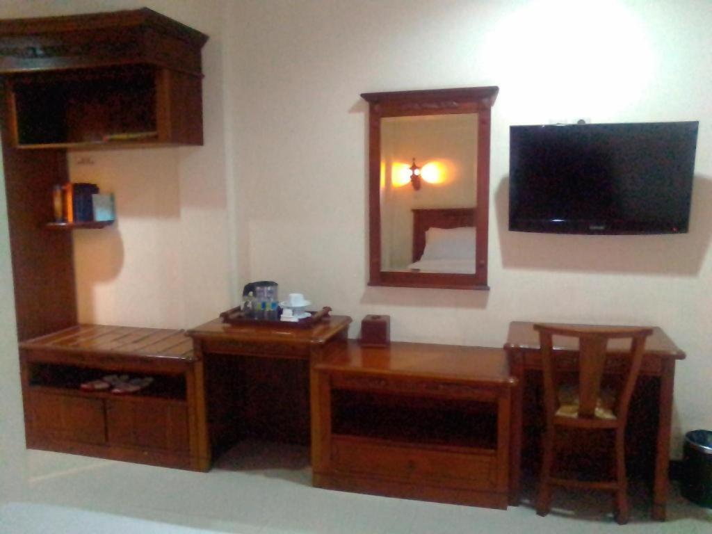 Yusro Hotel Restaurant & Convention Jombang Exterior foto