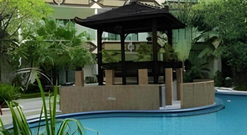 Yusro Hotel Restaurant & Convention Jombang Exterior foto
