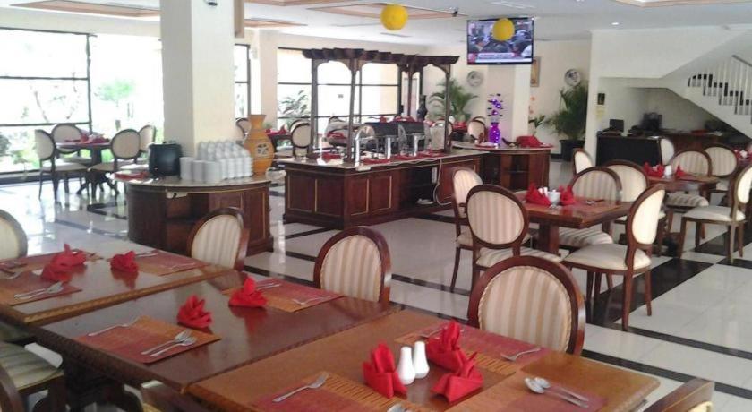 Yusro Hotel Restaurant & Convention Jombang Exterior foto