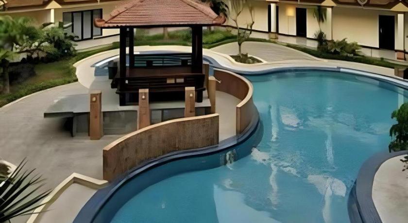 Yusro Hotel Restaurant & Convention Jombang Exterior foto