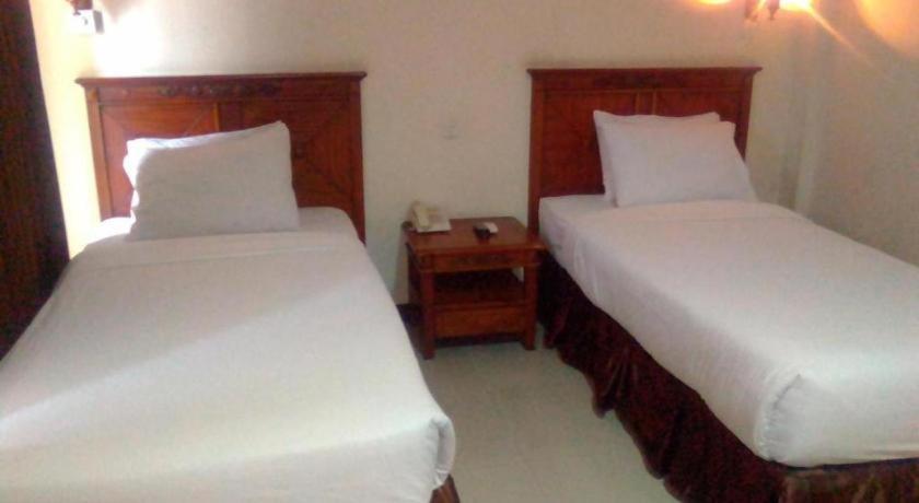 Yusro Hotel Restaurant & Convention Jombang Exterior foto