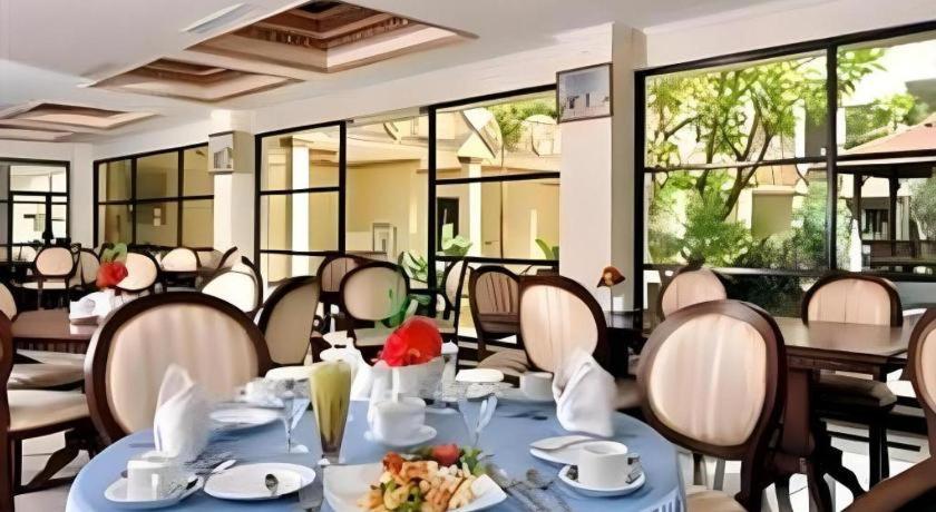 Yusro Hotel Restaurant & Convention Jombang Exterior foto