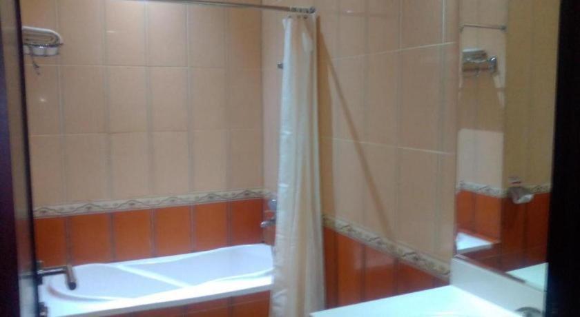 Yusro Hotel Restaurant & Convention Jombang Exterior foto