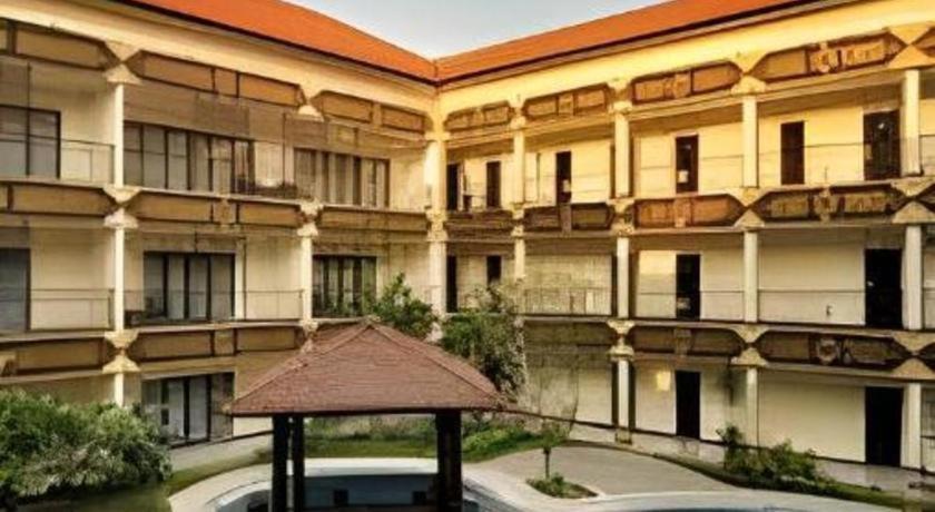 Yusro Hotel Restaurant & Convention Jombang Exterior foto