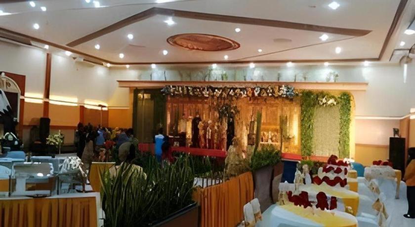 Yusro Hotel Restaurant & Convention Jombang Exterior foto