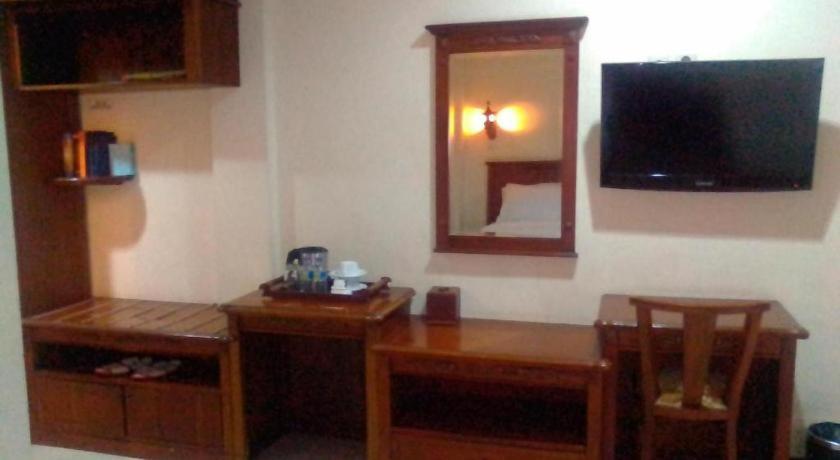 Yusro Hotel Restaurant & Convention Jombang Exterior foto