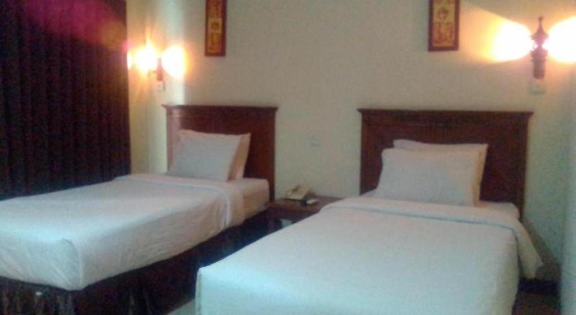 Yusro Hotel Restaurant & Convention Jombang Exterior foto